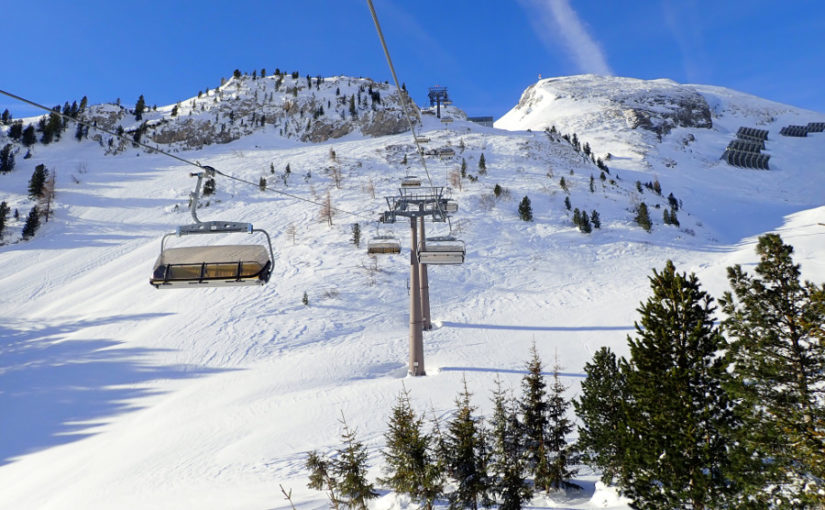 Foto ski gebied met sneeuw en stoeltjesliften